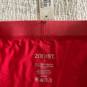 2(X)IST. Red trunk. 88% Polyester, 12% Spandex/ Elastano